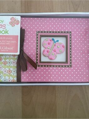 Baby Brag photo album. Pink with butterfly design. 6 x 4“. Holds 20 photos. New